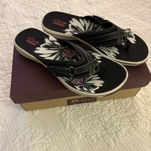 Clarks Women's Black and White Cloudsteppers Sandals Size 7